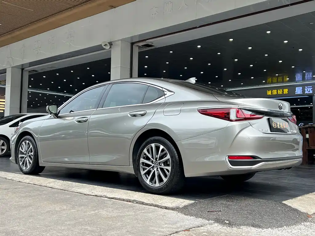Lexus ES — фото 17