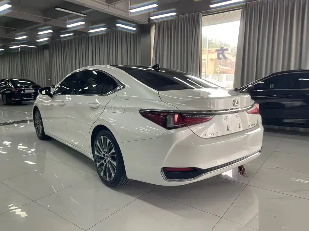 Lexus ES — фото 9