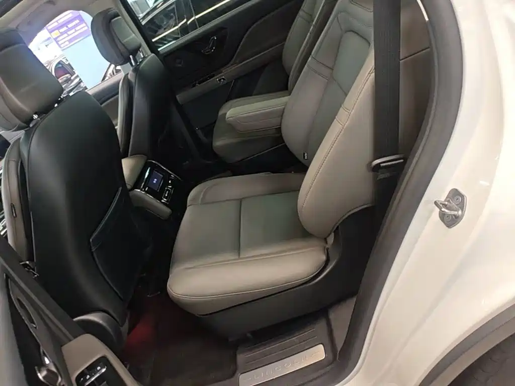 Lincoln Aviator — фото 17
