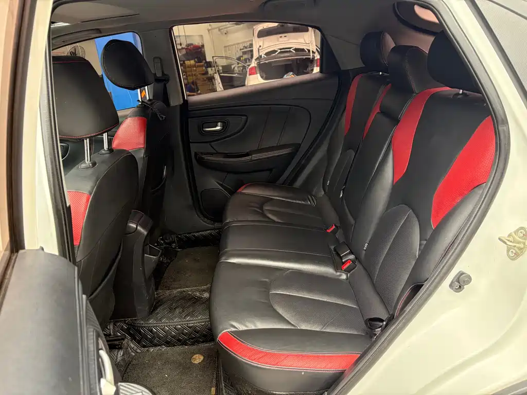 Luxgen U5 SUV — фото 9