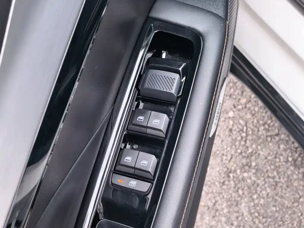 MG MG5 Scorpio — фото 17