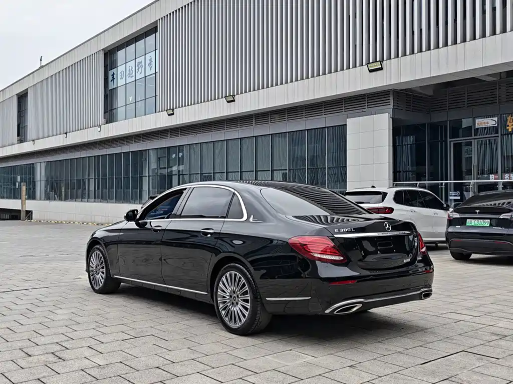 Mercedes-Benz E-Class — фото 19