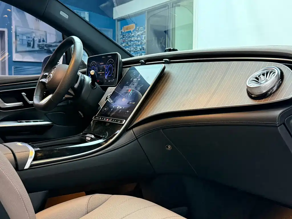 Mercedes-Benz EQE SUV — фото 16