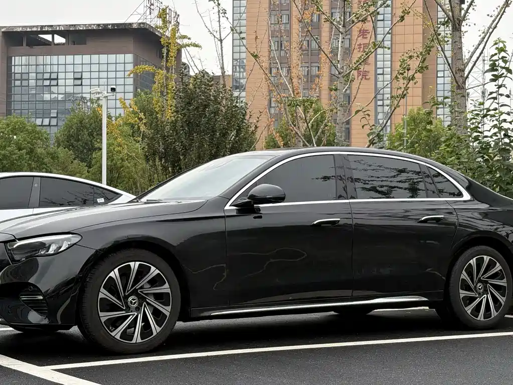 Mercedes-Benz E-Class — фото 1