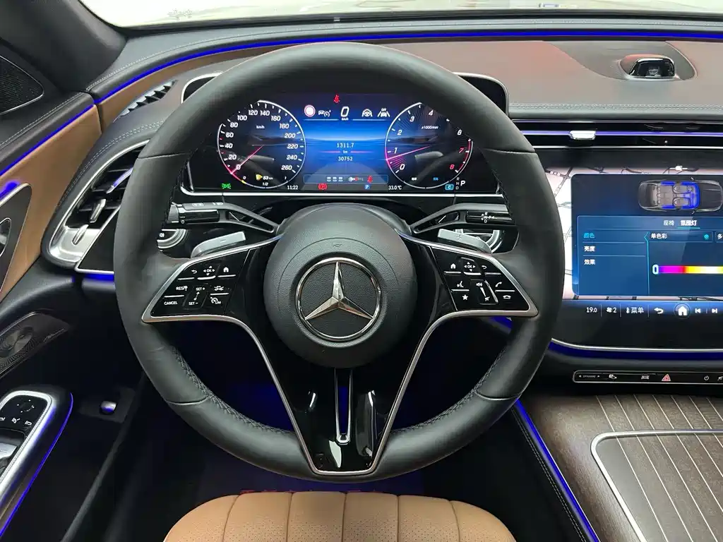 Mercedes-Benz E-Class — фото 14