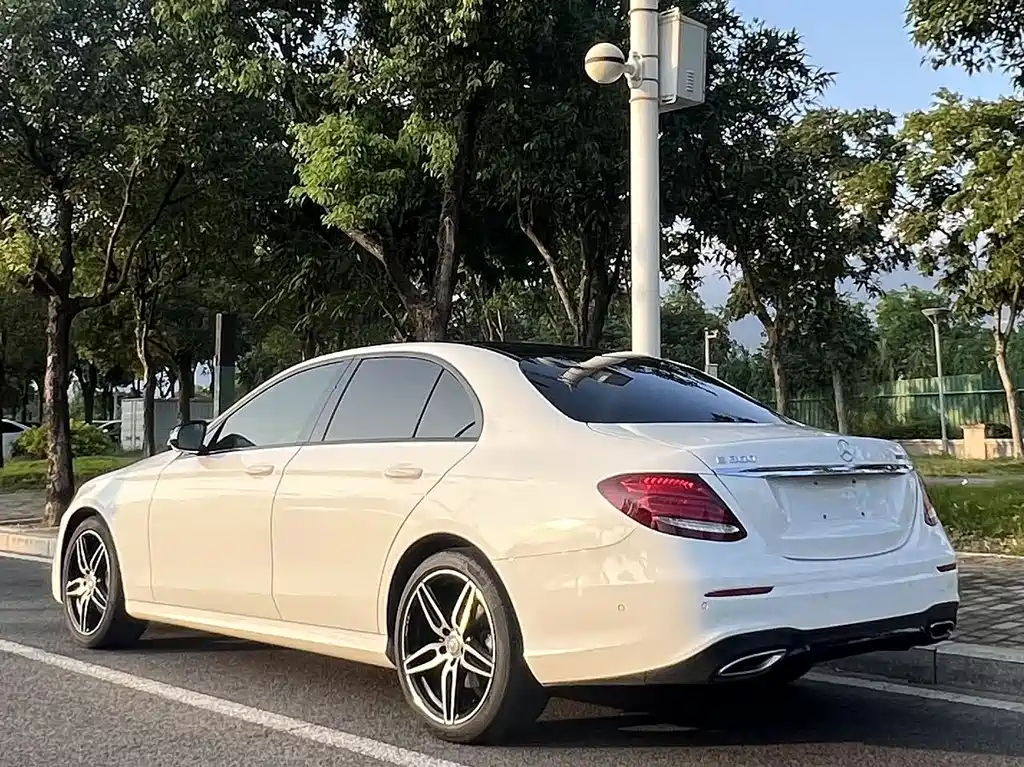 Mercedes-Benz E-Class — фото 4
