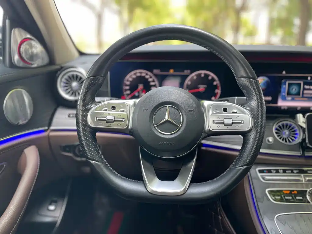 Mercedes-Benz E-Class — фото 14