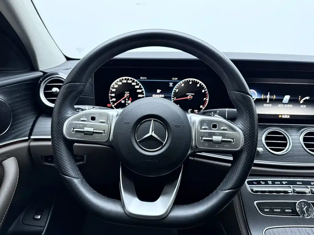 Mercedes-Benz E-Class — фото 20