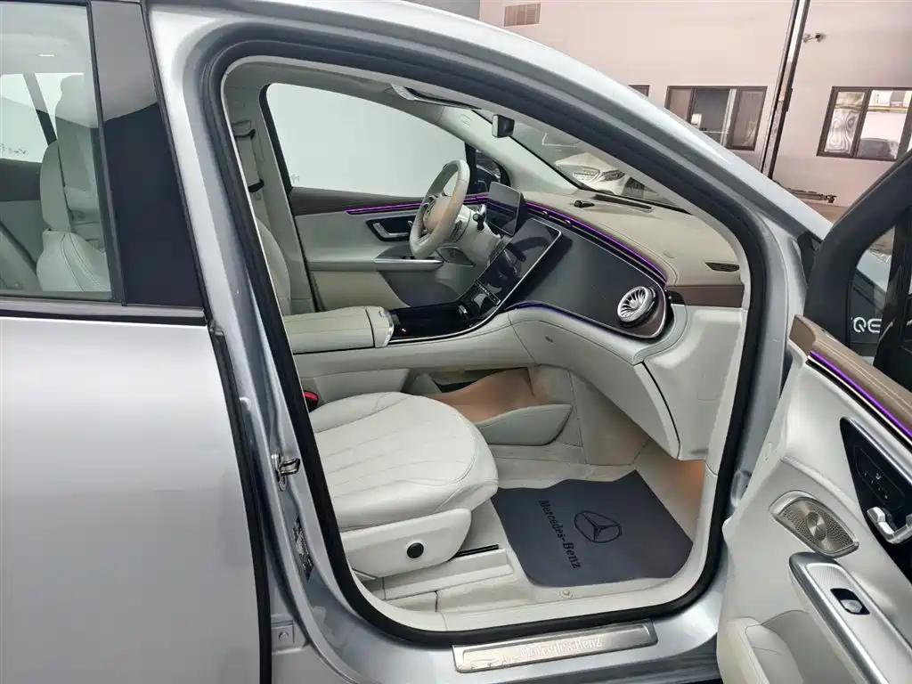 Mercedes-Benz EQE SUV — фото 11