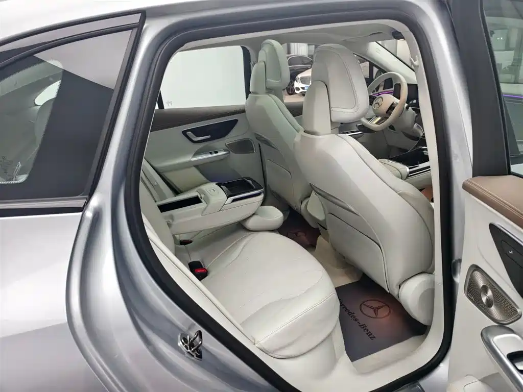 Mercedes-Benz EQE SUV — фото 8