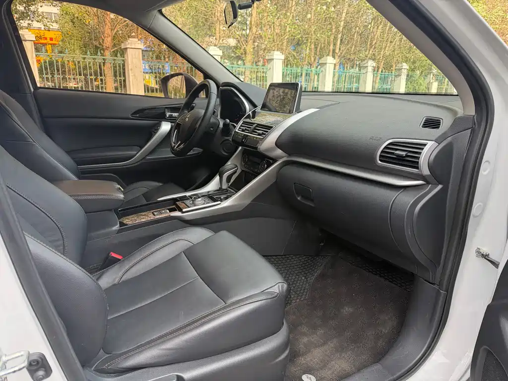 Mitsubishi Eclipse Cross — фото 10