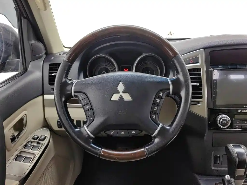 Mitsubishi Pajero (Import) — фото 14