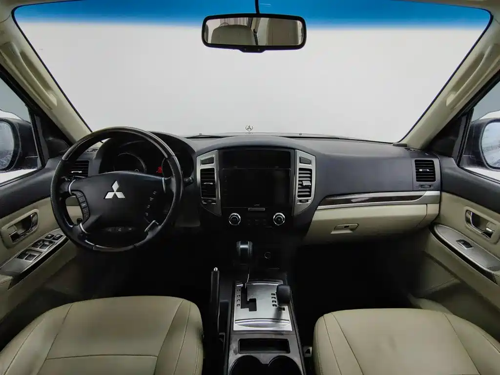 Mitsubishi Pajero (Import) — фото 25