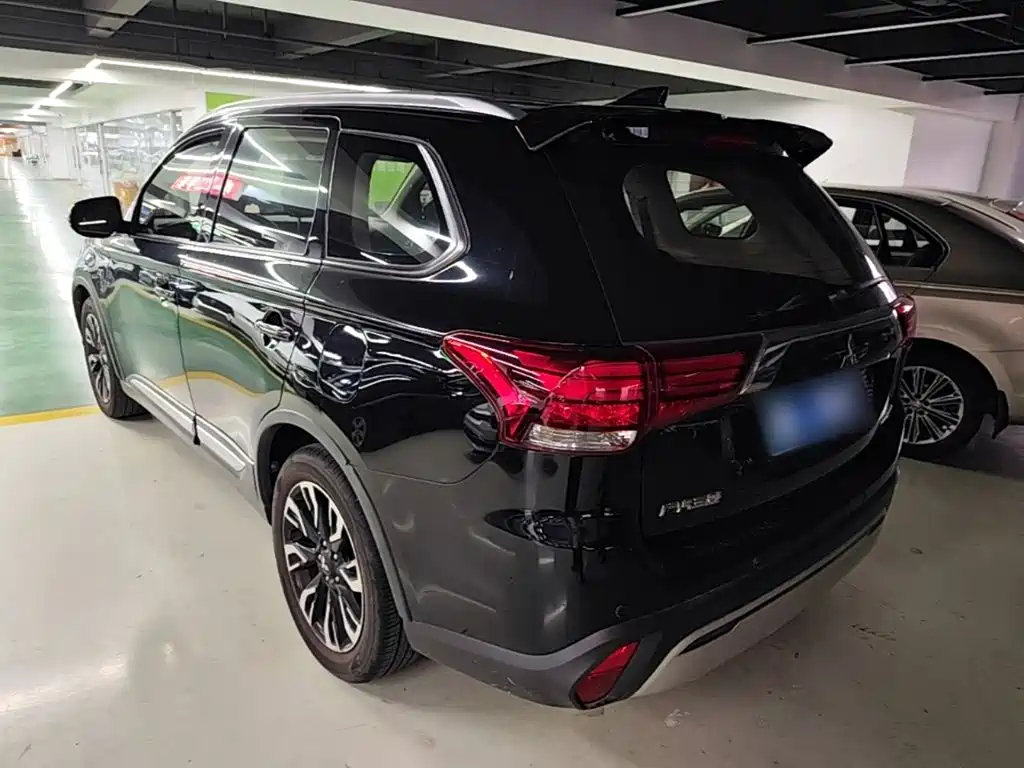 Mitsubishi Outlander — фото 5