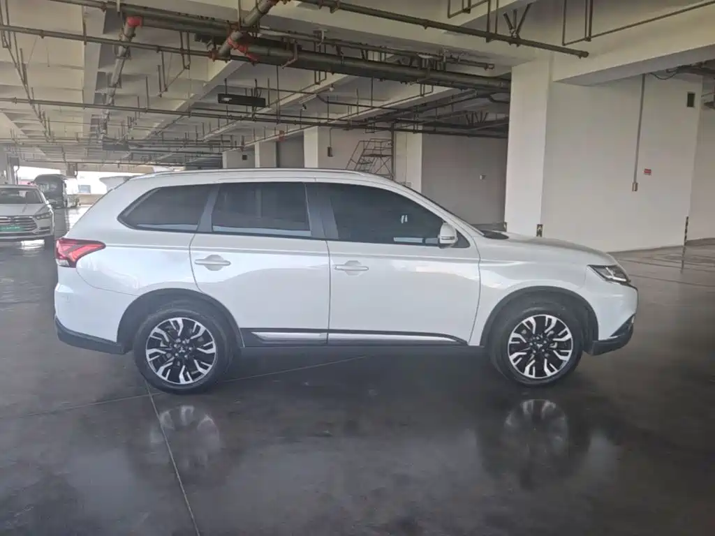 Mitsubishi Outlander — фото 26
