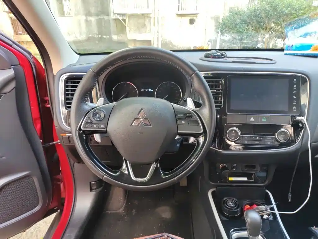 Mitsubishi Outlander — фото 11