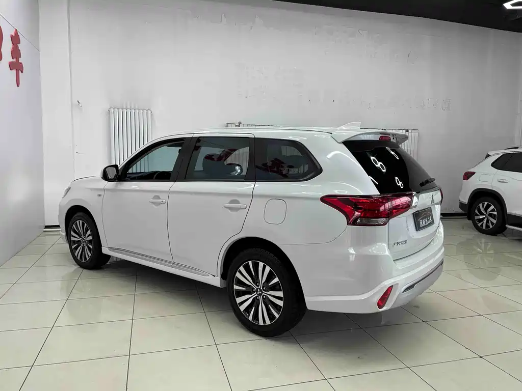 Mitsubishi Outlander — фото 5