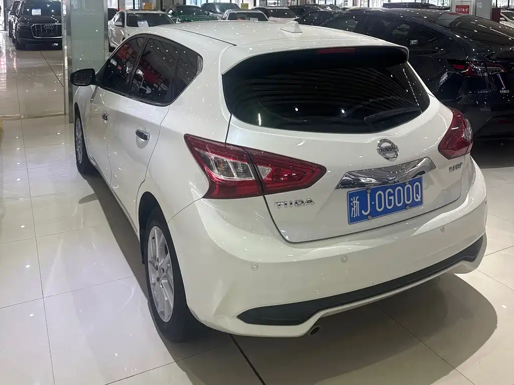 Nissan Tiida — фото 2