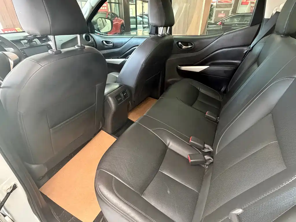 Nissan Navara — фото 10