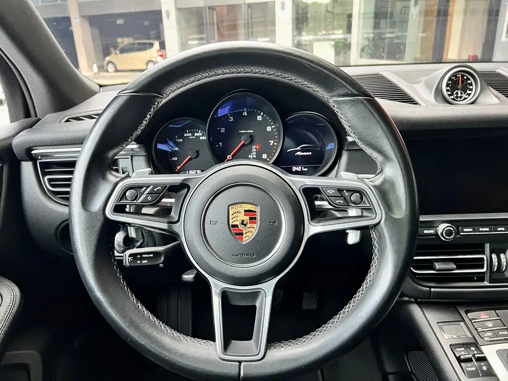 Porsche Macan — фото 6