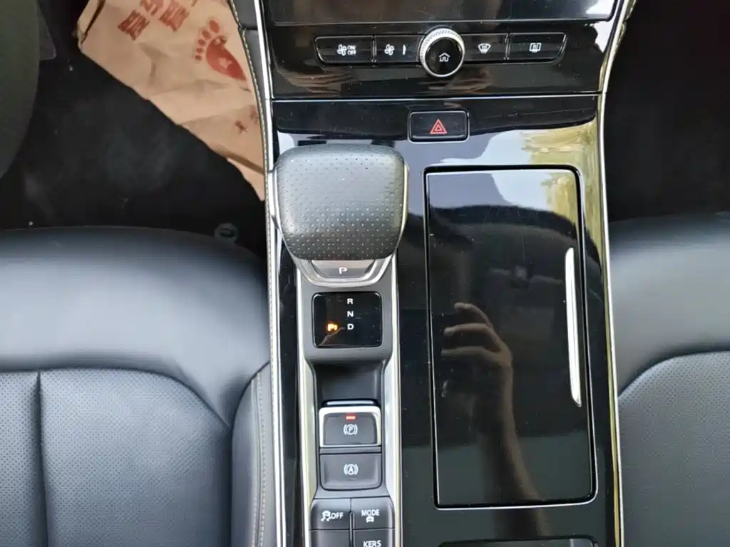 Roewe i6 MAX New Energy — фото 14