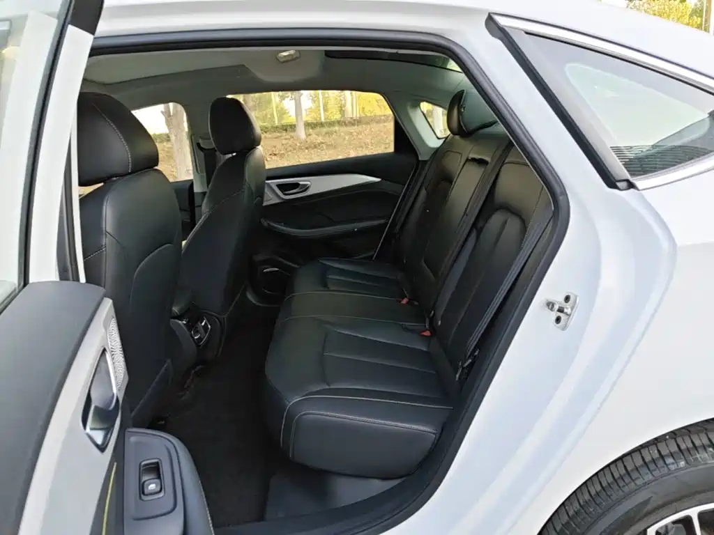 Roewe i6 MAX New Energy — фото 17