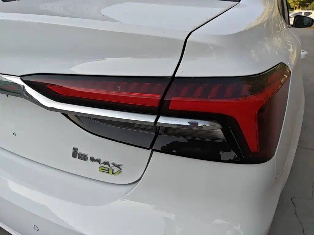 Roewe i6 MAX New Energy — фото 8