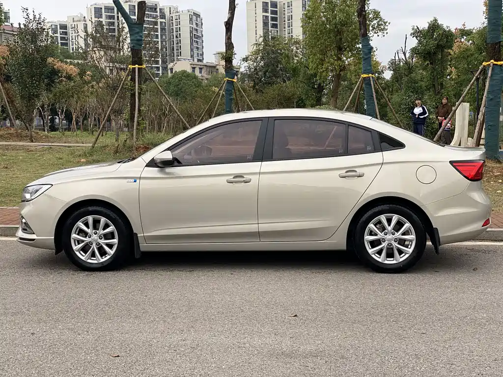 Roewe i5 — фото 4