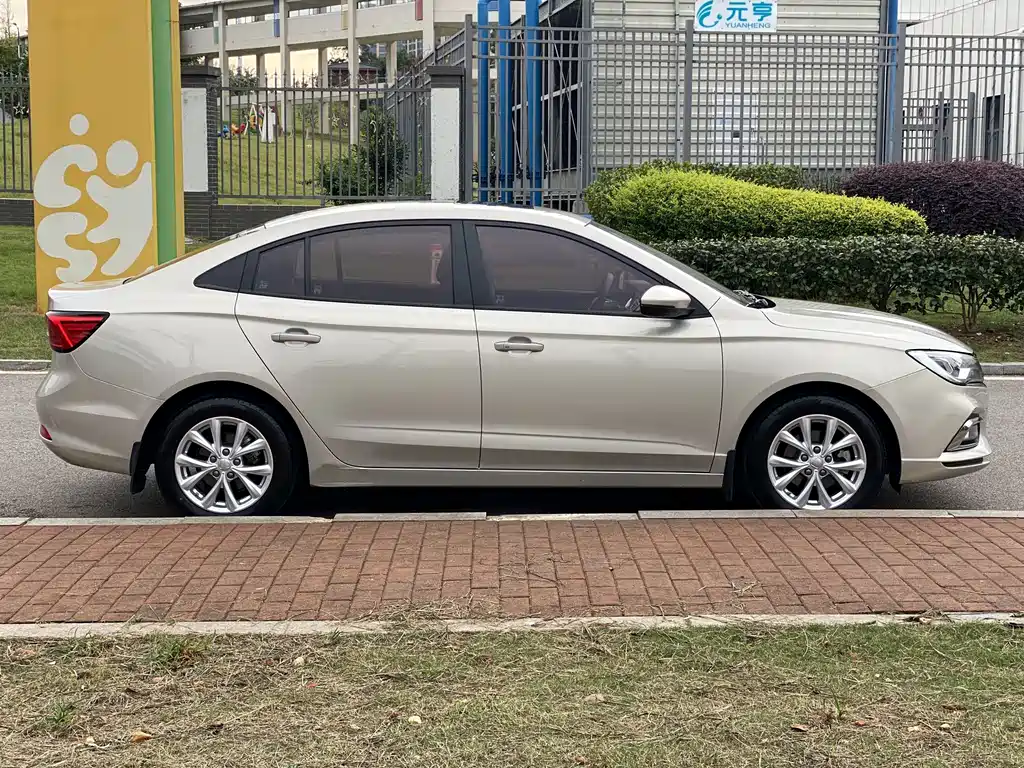 Roewe i5 — фото 8