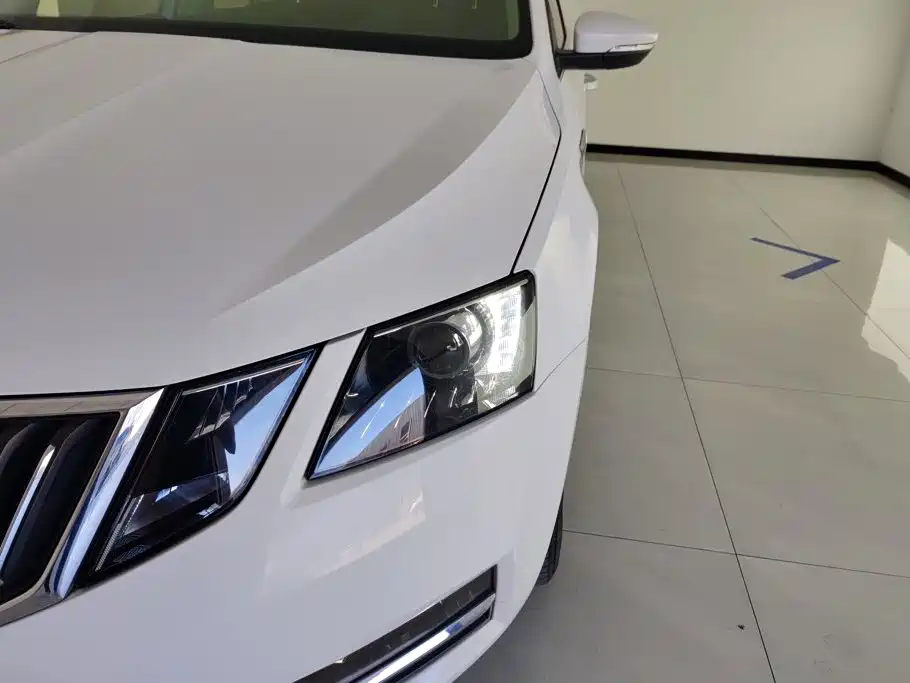 Skoda Octavia — фото 5
