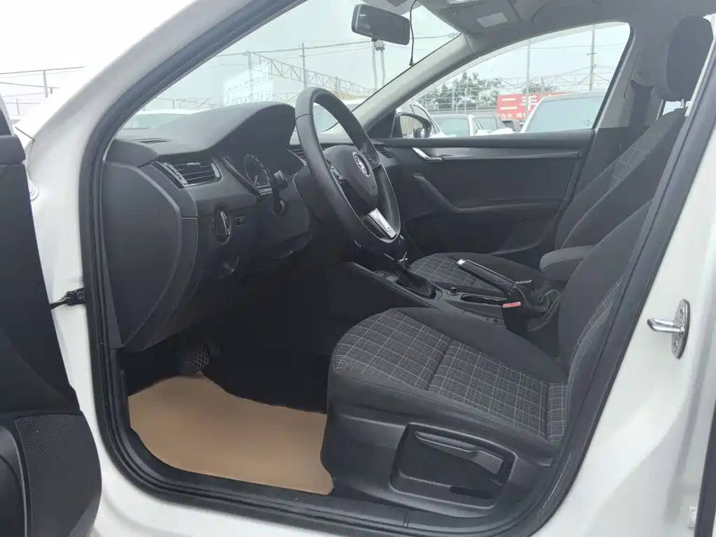 Skoda Octavia — фото 9