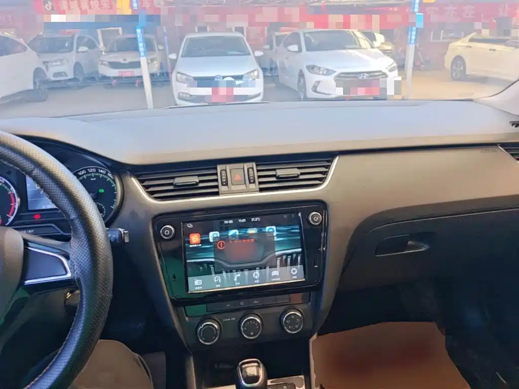 Skoda Octavia — фото 10