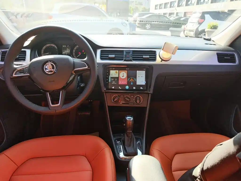Skoda Rapid Spaceback — фото 10