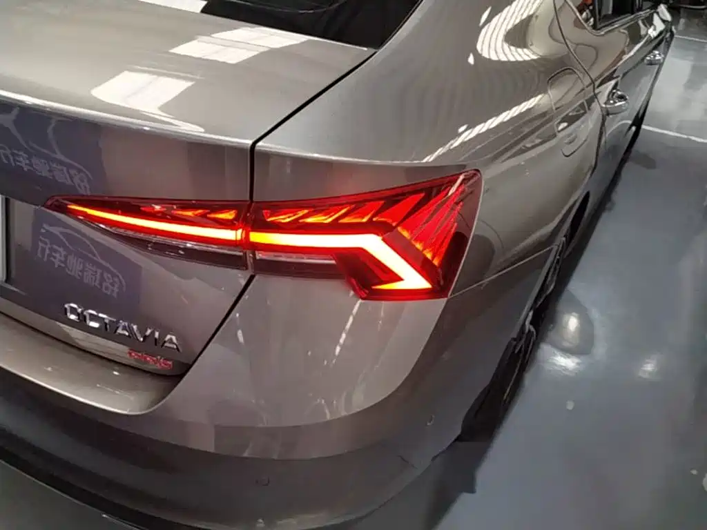 Skoda Octavia — фото 8