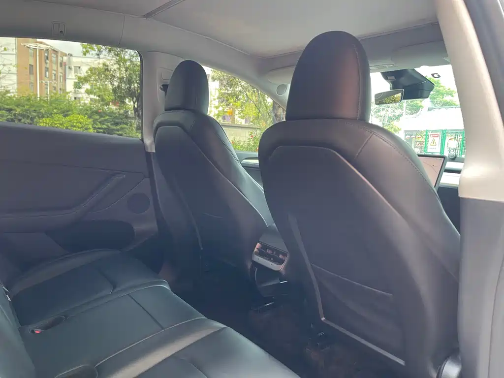 Tesla Model Y — фото 13