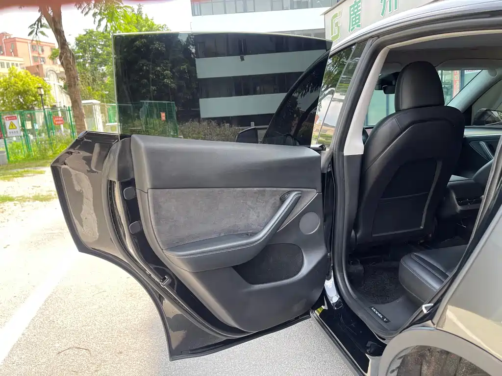 Tesla Model Y — фото 30