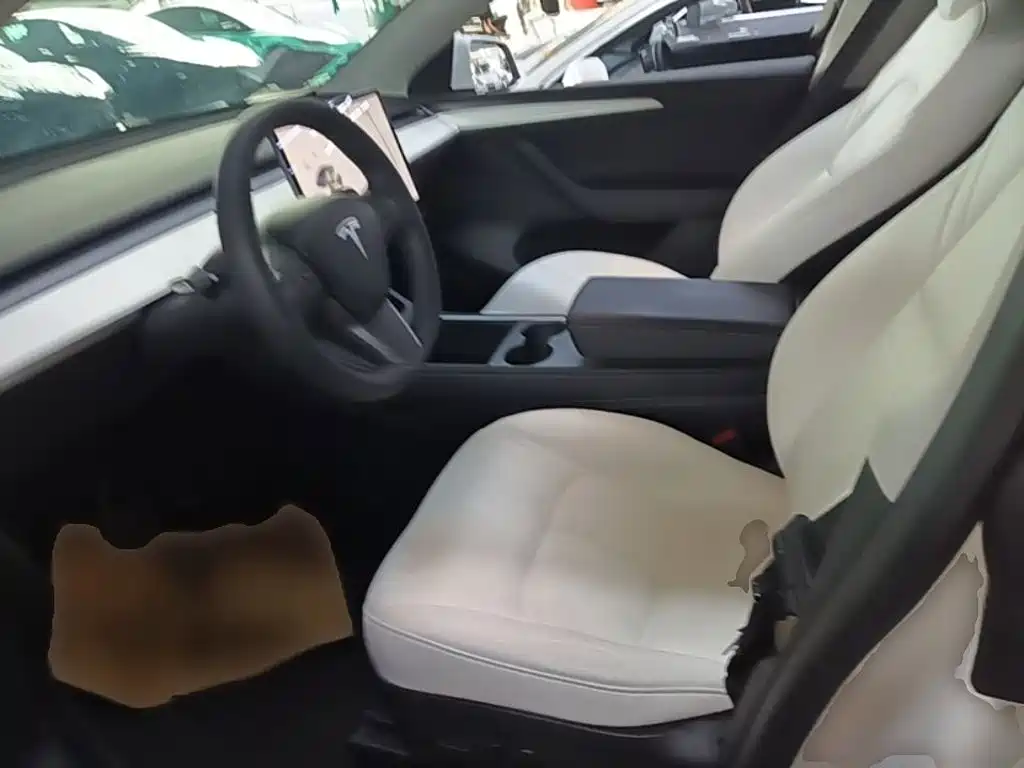 Tesla Model Y — фото 15