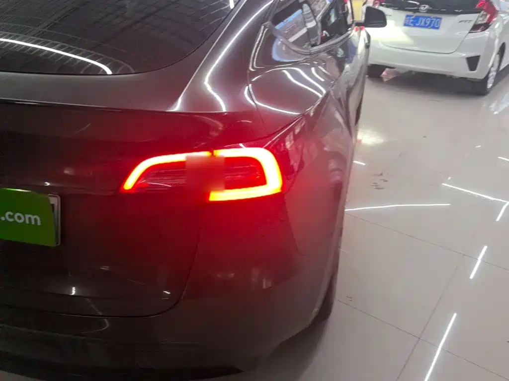Tesla Model Y — фото 8
