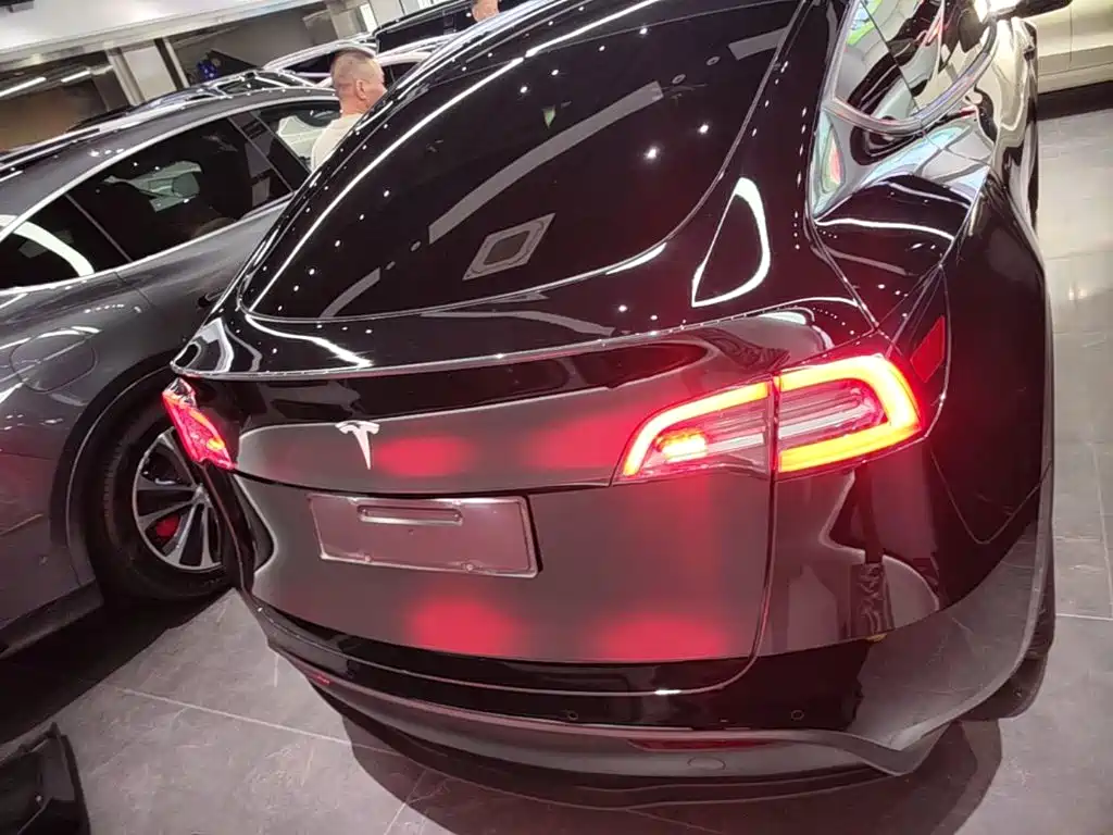 Tesla Model Y — фото 6