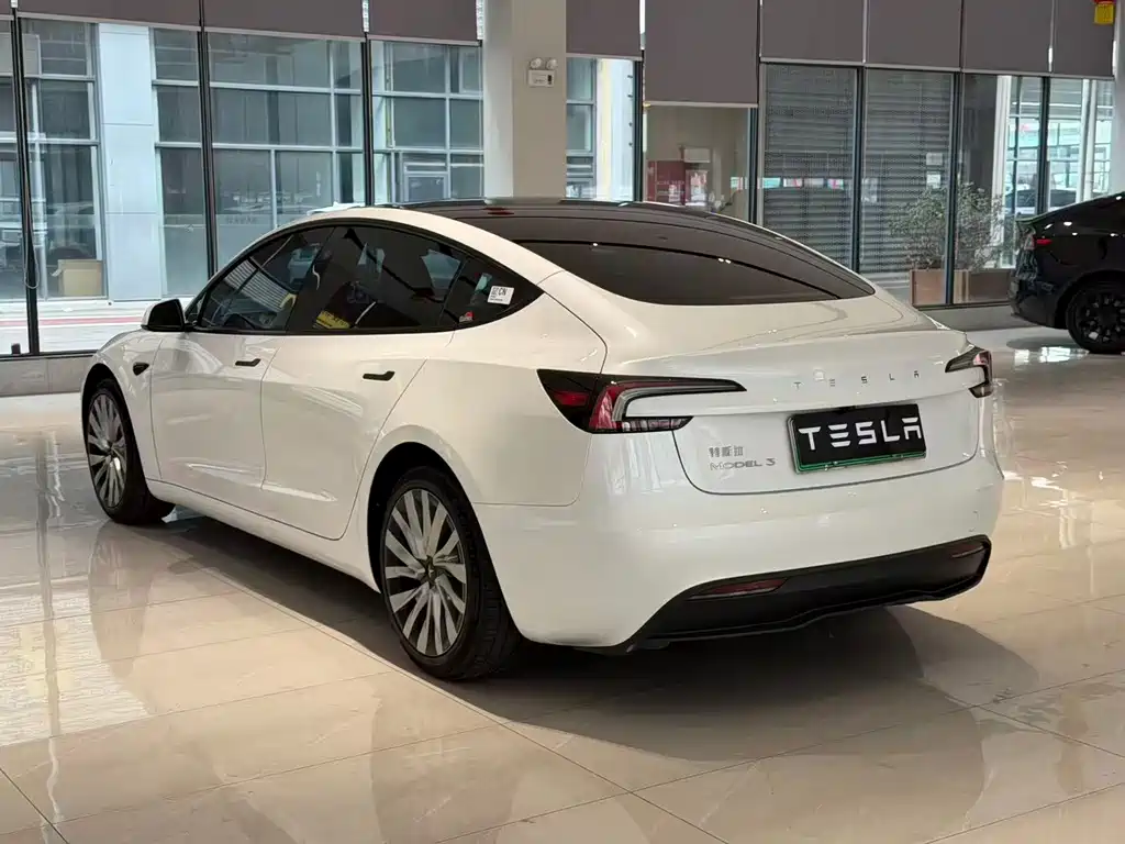 Tesla Model 3 — фото 7