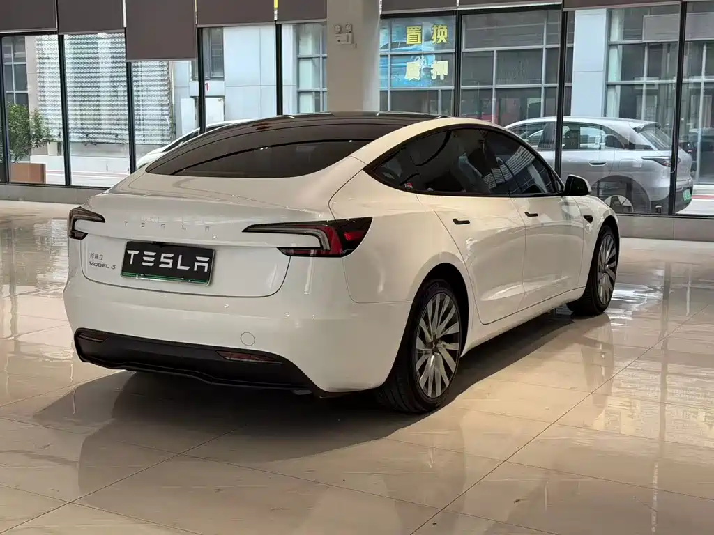 Tesla Model 3 — фото 9