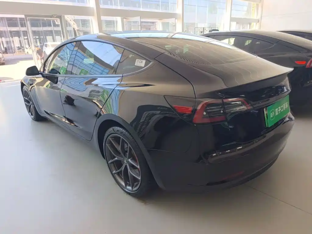 Tesla Model 3 — фото 5