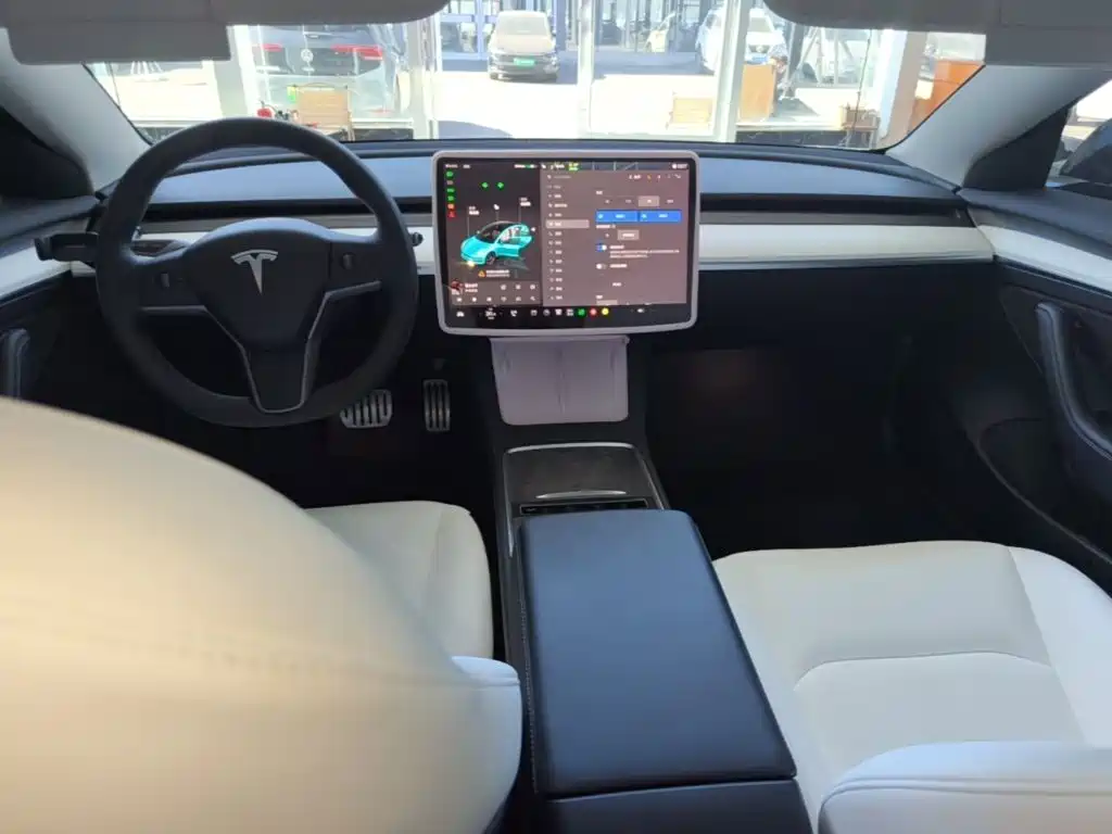 Tesla Model 3 — фото 10