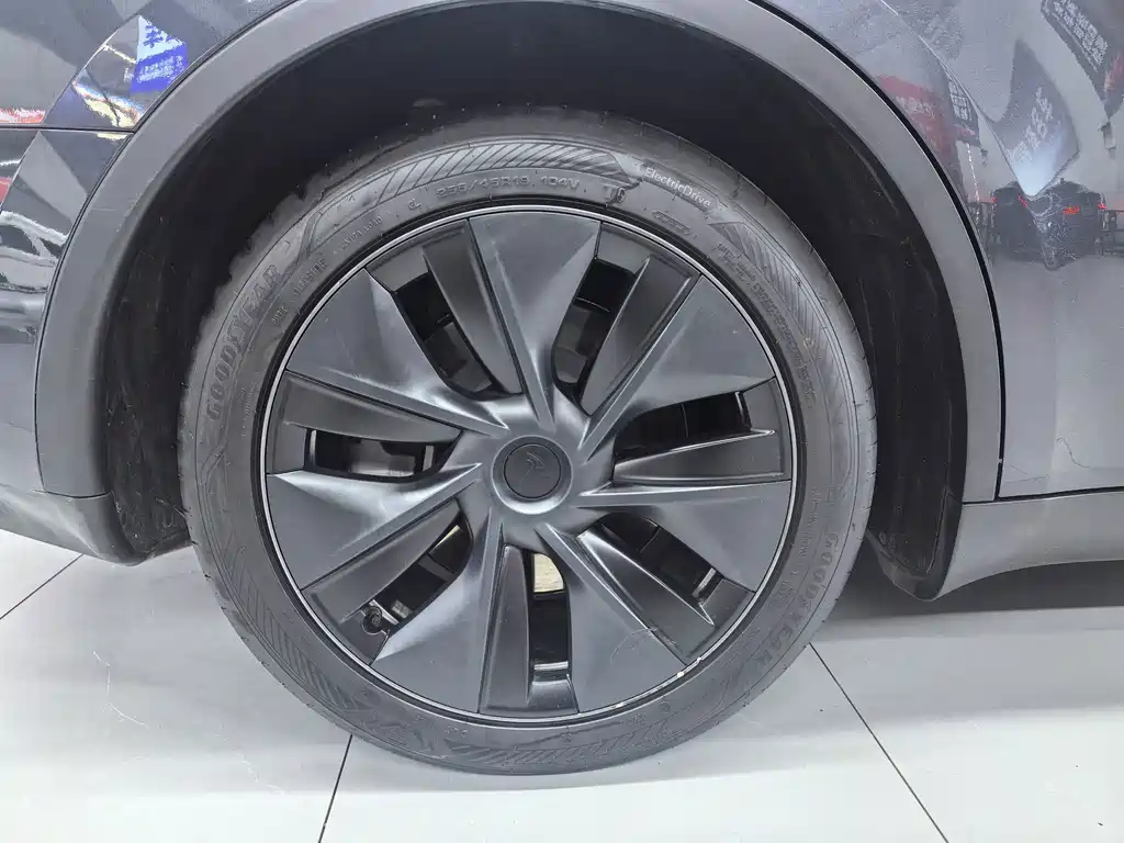 Tesla Model Y — фото 15