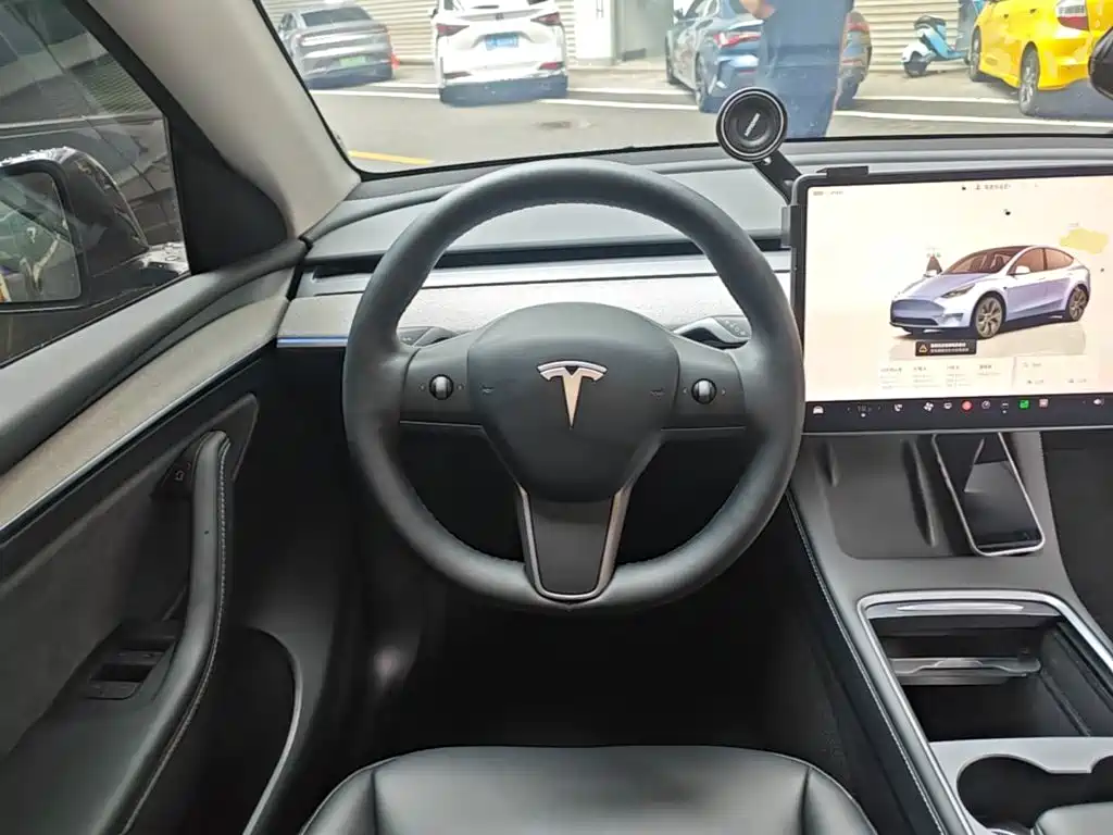 Tesla Model Y — фото 11