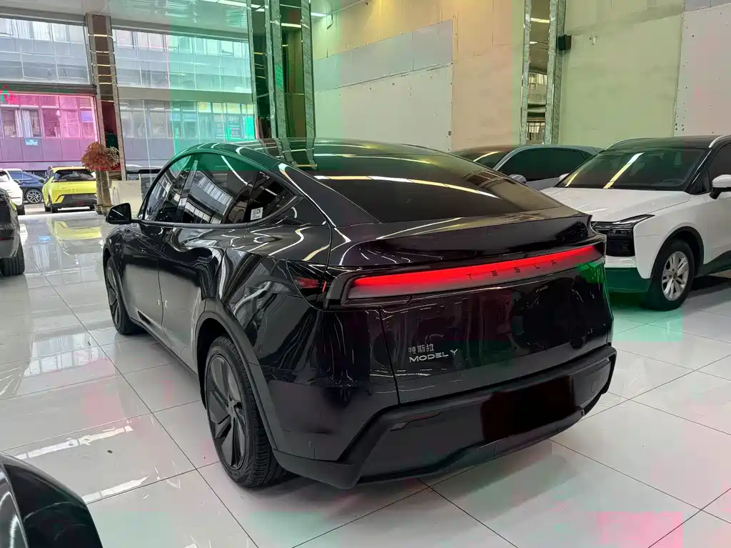 Tesla Model Y — фото 7