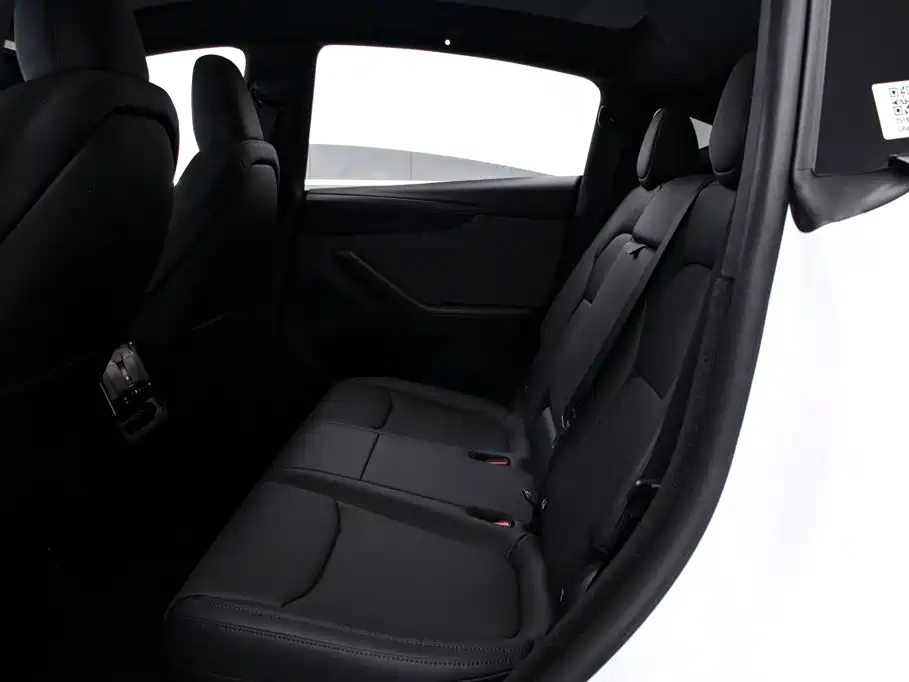 Tesla Model Y — фото 14