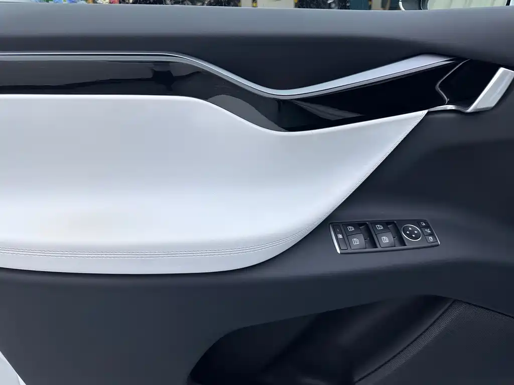 Tesla Model X — фото 7