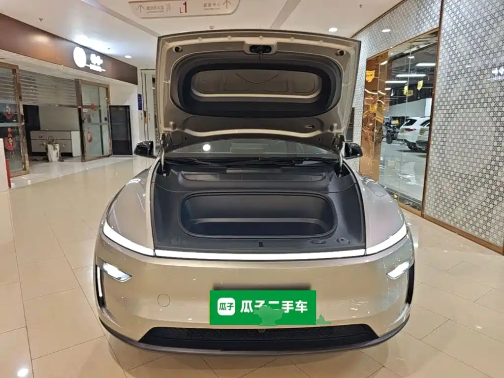 Tesla Model Y L — фото 20