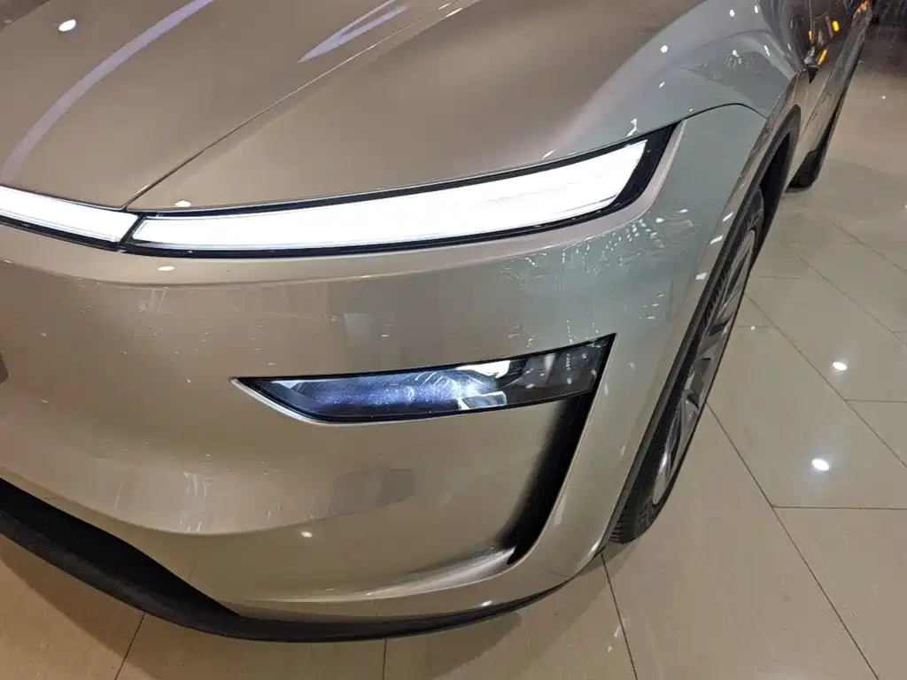 Tesla Model Y L — фото 24